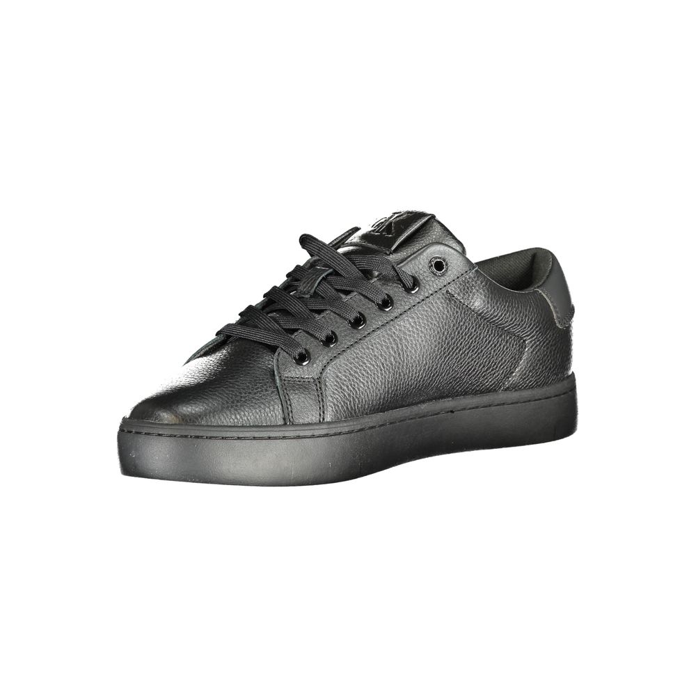 Sneakers noires en polyuréthane pour hommes de la marque Calvin Klein, vue de face sur fond blanc.
