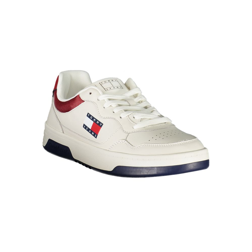 Sneakers blanches pour hommes Tommy Hilfiger en polyuréthane, design moderne et confortable, vue de face sur fond neutre.