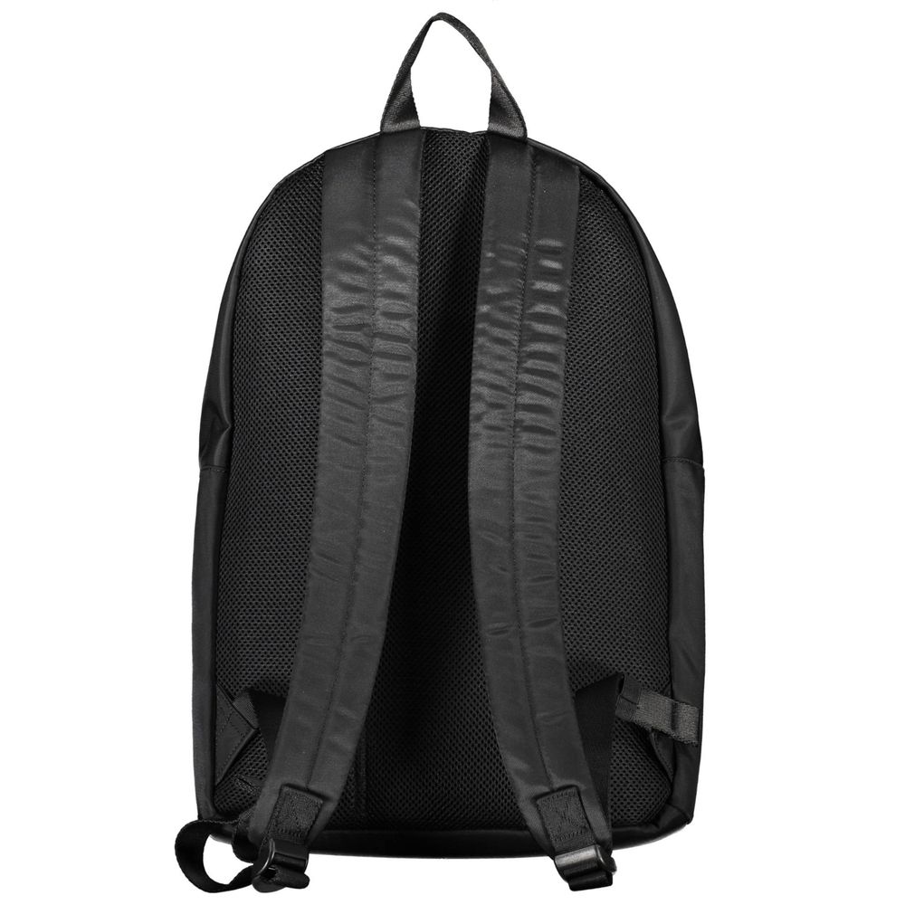 Sac à dos homme Tommy Hilfiger en polyester noir, avec poches et logo visible sur le devant.