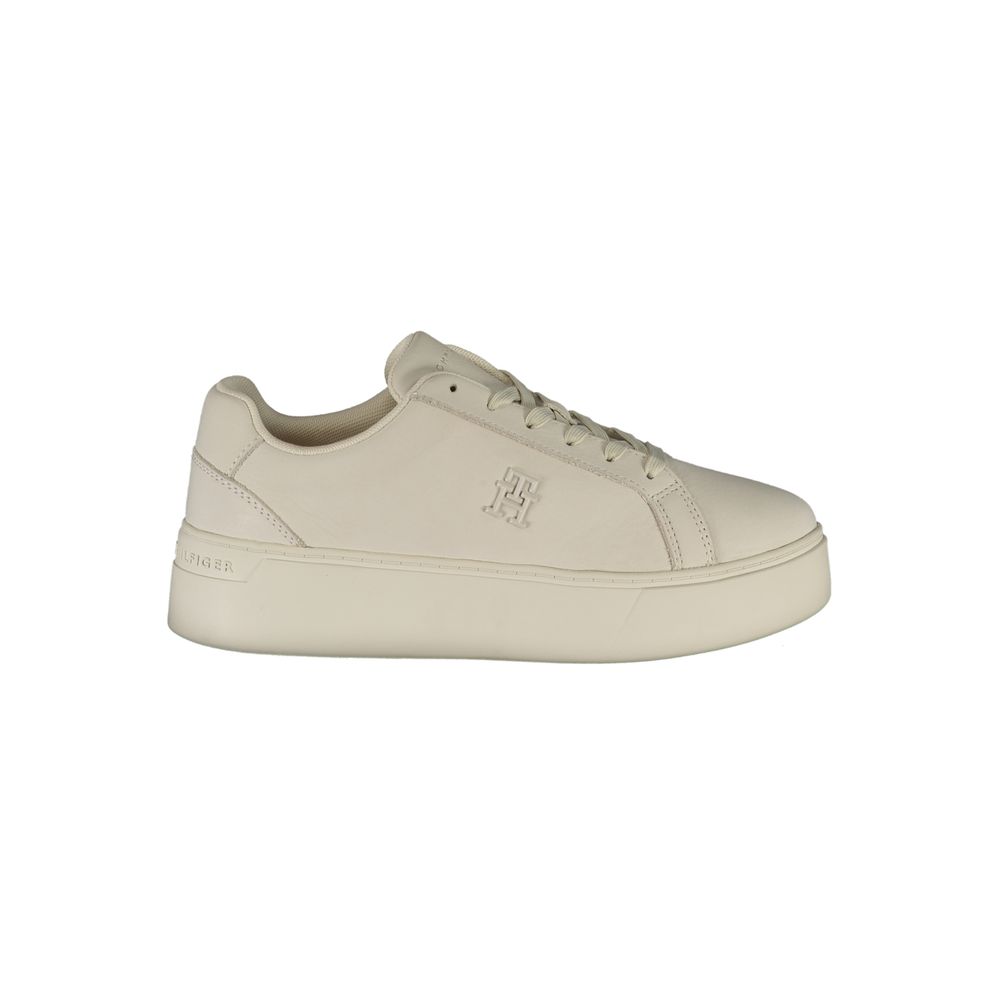 Sneakers pour femmes Tommy Hilfiger en cuir blanc, style décontracté avec semelle blanche, à l'avant de la chaussure.