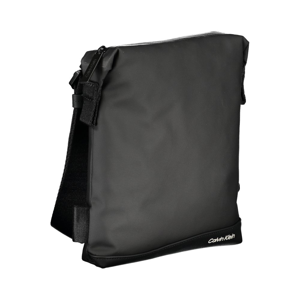 Sac à épaule noir élégant de Calvin Klein avec détails contrastés, en cuir avec poignées et fermeture zippée.