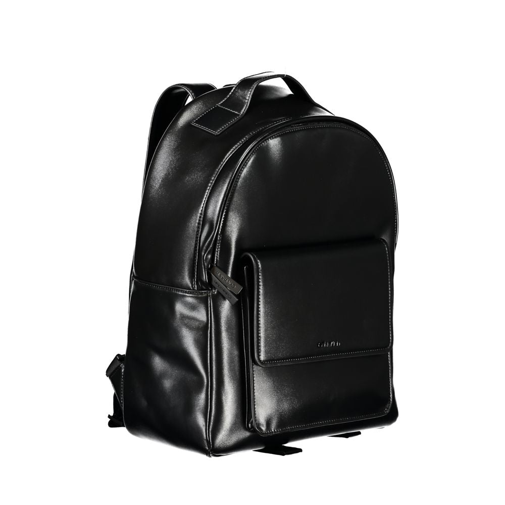 Sac à dos noir urbain Calvin Klein élégant avec compartiment pour ordinateur portable, en tissu résistant et design moderne.