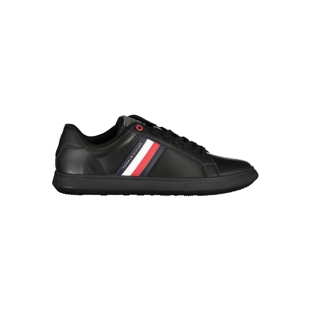 Chaussure sneaker en cuir noir pour homme de la marque Tommy Hilfiger, vue de face, avec détails en cuir et semelle blanche.