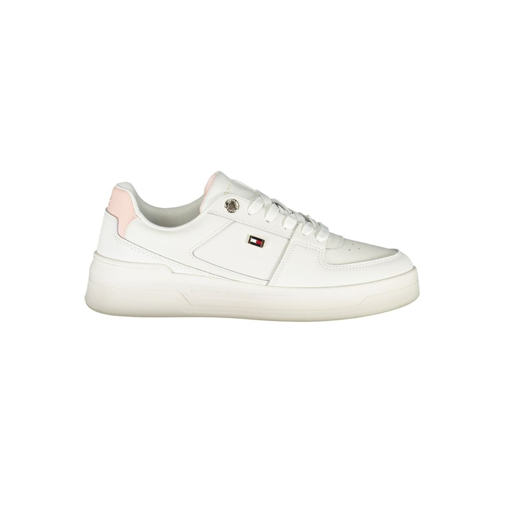 Baskettes blanches pour femmes Tommy Hilfiger en cuir, avec semelle blanche et design épuré visible sur l'image.