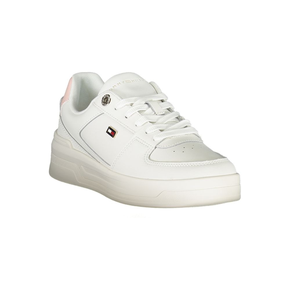 Sneaker blanche en cuir pour femmes de Tommy Hilfiger, style décontracté avec semelle blanche et design élégant.