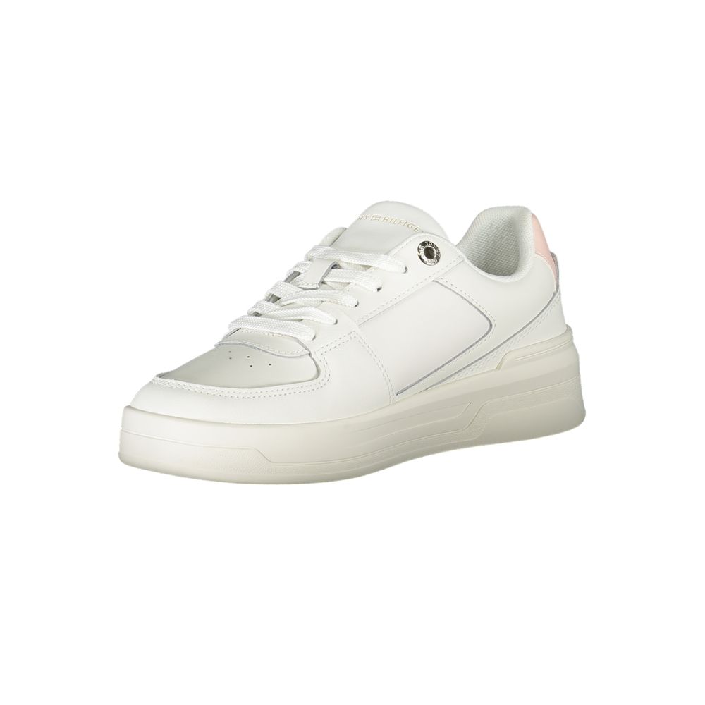 Sneakers blanches pour femmes Tommy Hilfiger en cuir, avec design épuré et semelle blanche, parfaites pour un style décontracté.