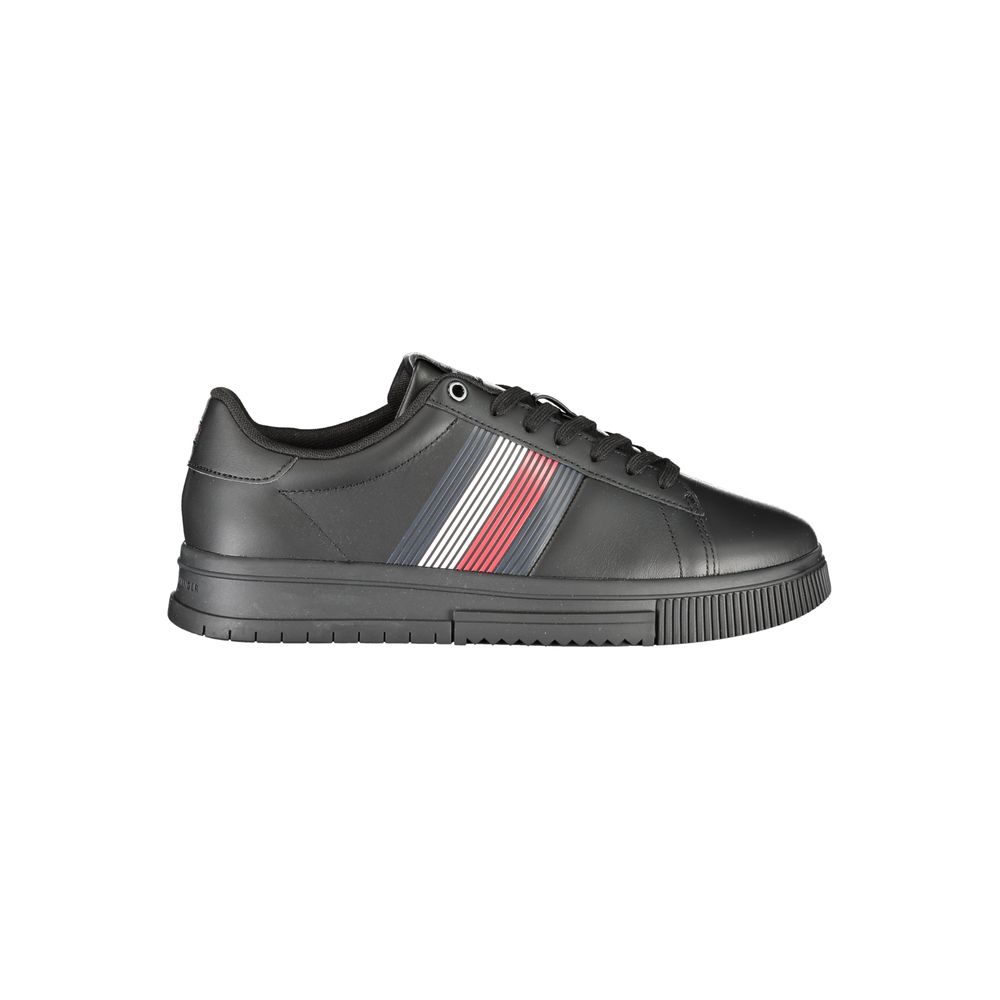 Sneaker homme en polyurethane noir Tommy Hilfiger avec semelle blanche, style décontracté et moderne.