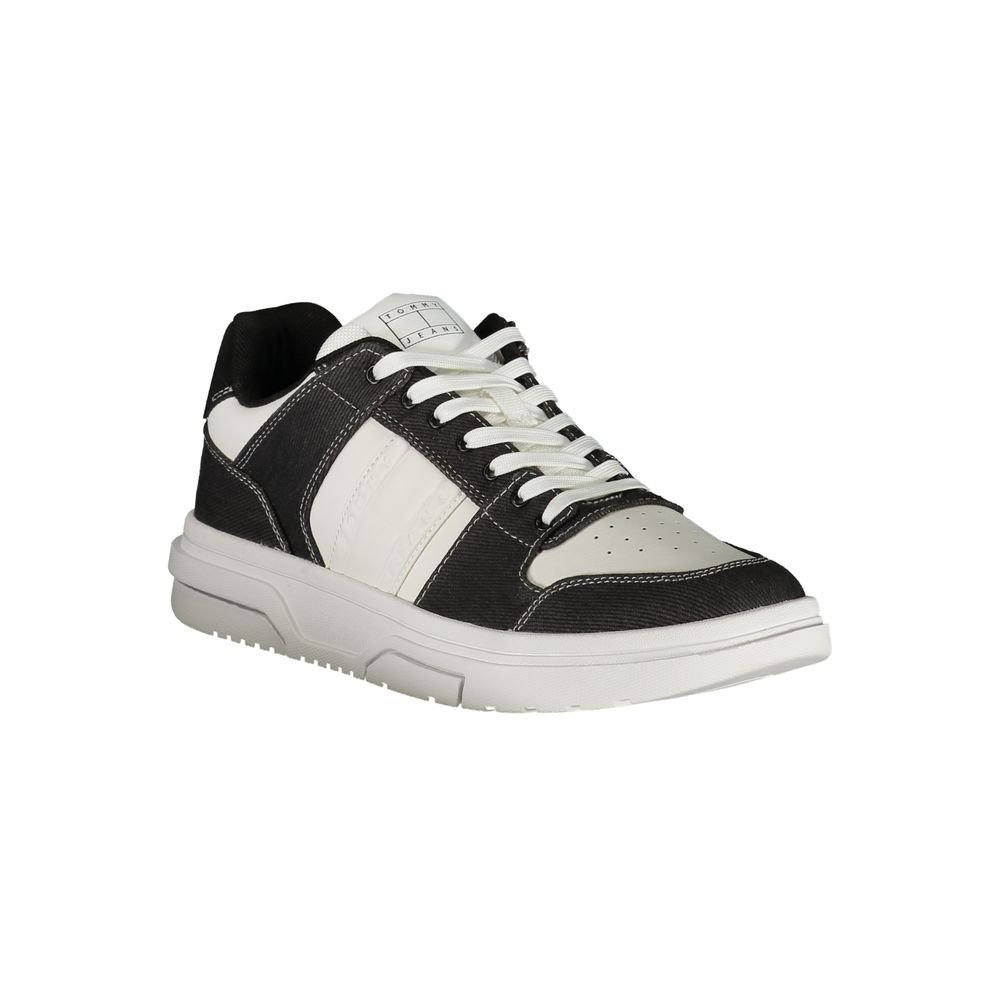 Sneakers en polyuréthane noirs pour hommes de Tommy Hilfiger, vue de face montrant le design élégant et la semelle blanche.