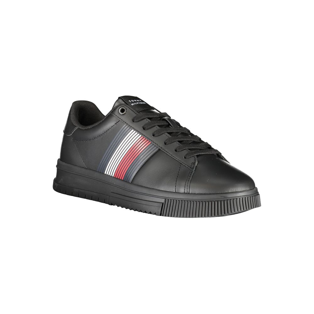 Sneaker masculine Tommy Hilfiger en polyuréthane noir, style décontracté avec semelle blanche et design moderne.