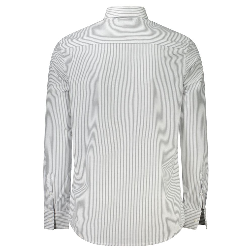 Chemise pour hommes en coton blanc de Calvin Klein, style classique et élégance, visible avec col et boutons.
