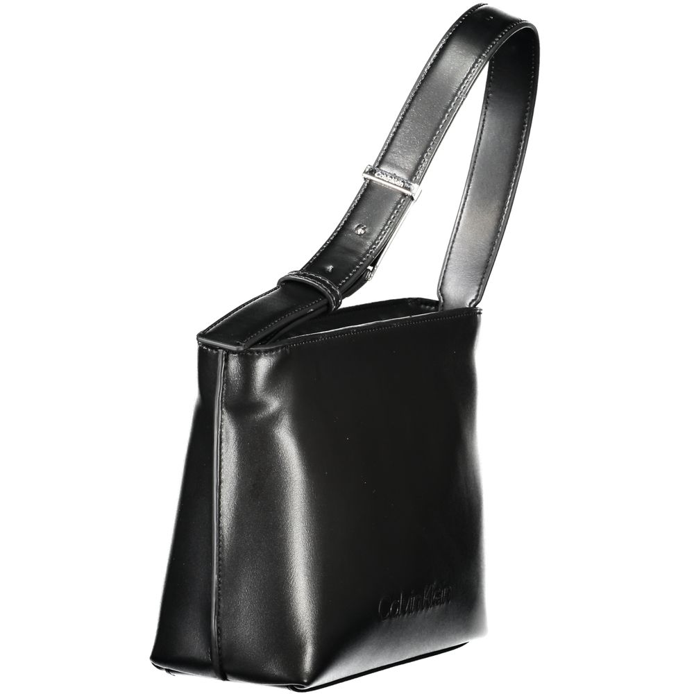 Sac à bandoulière noir en polyester de Calvin Klein pour femme, visible avec détail du design moderne.