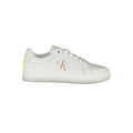 Sneakers pour femmes Calvin Klein en cuir blanc, style moderne et confortable, vue de face.