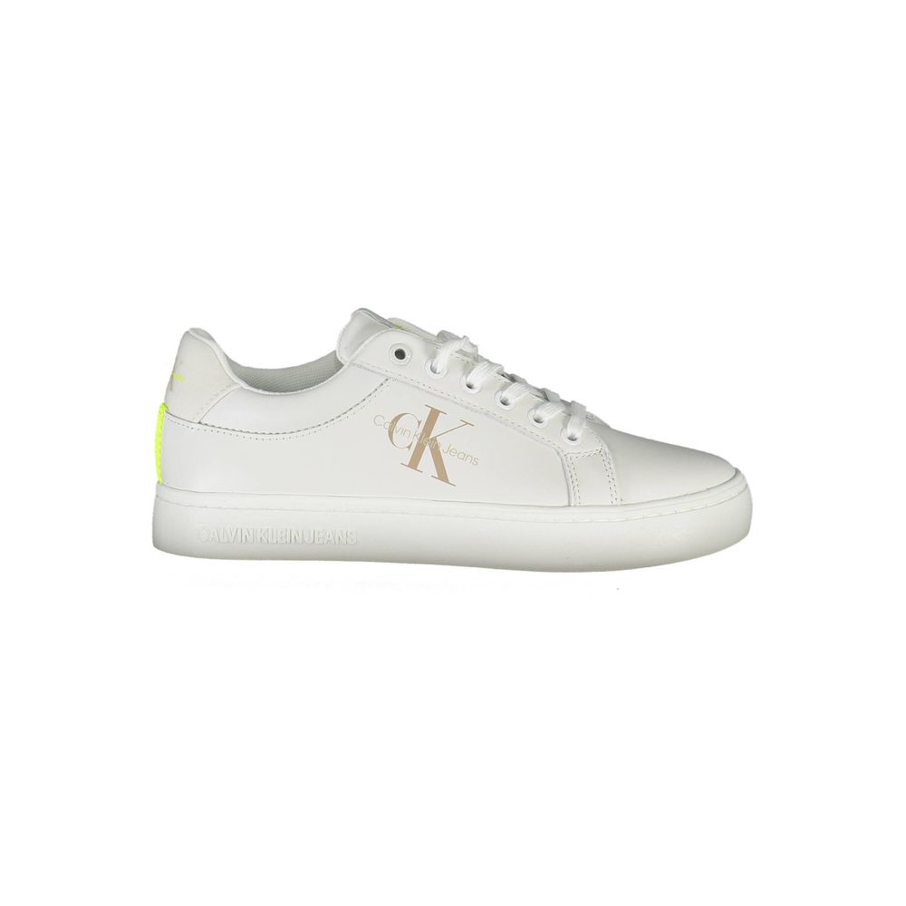 Sneakers pour femmes Calvin Klein en cuir blanc, style moderne et confortable, vue de face.