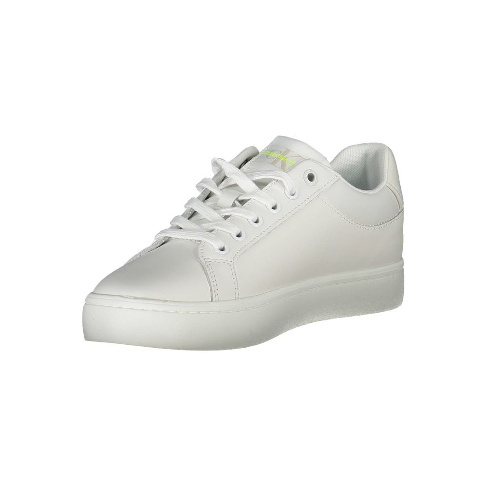 Sneakers pour femmes en cuir blanc de Calvin Klein, style décontracté et moderne, avec semelle blanche et design épuré.