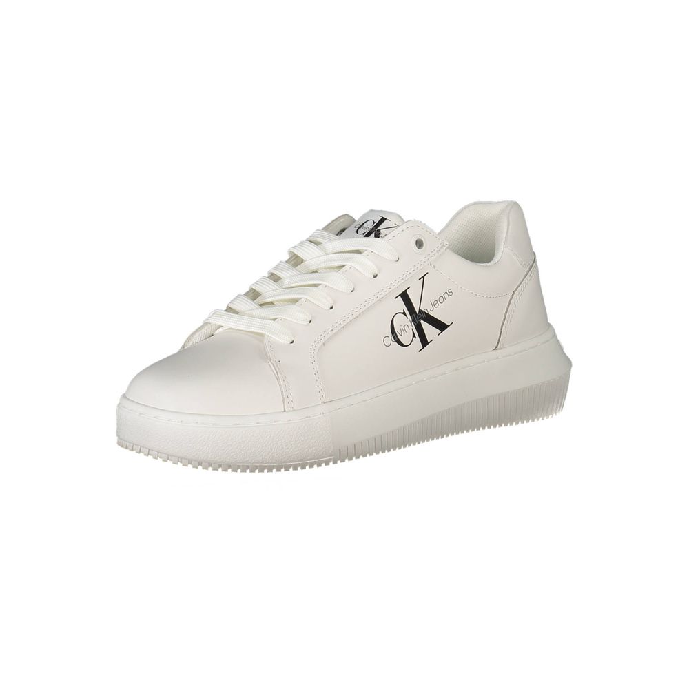 Sneakers pour femmes Calvin Klein en polyester blanc, vue de face, avec semelle blanche et design épuré.