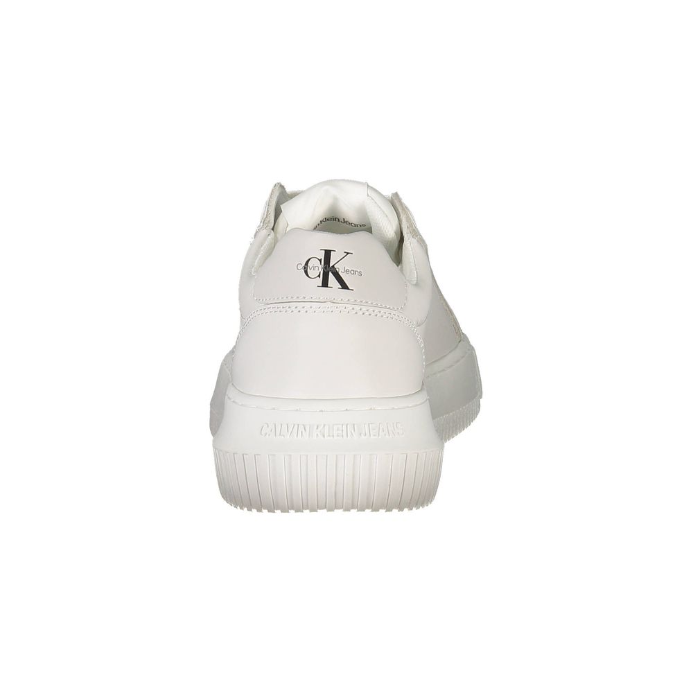 Sneakers blanches en polyester pour femmes de Calvin Klein, chaussures décontractées avec semelle blanche et design épuré.