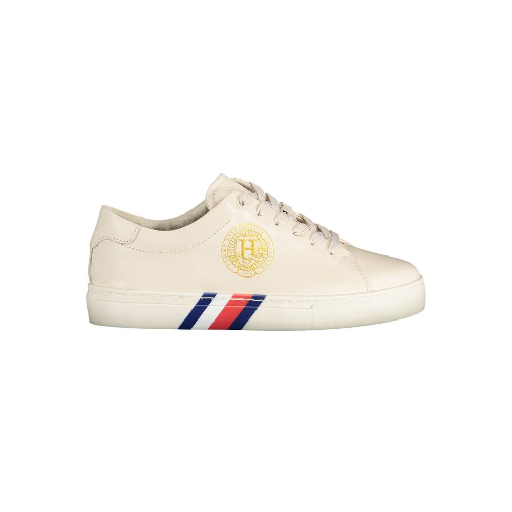 Chaussure sneaker beige en cuir pour femmes de la marque Tommy Hilfiger, vue de face avec détails du design.