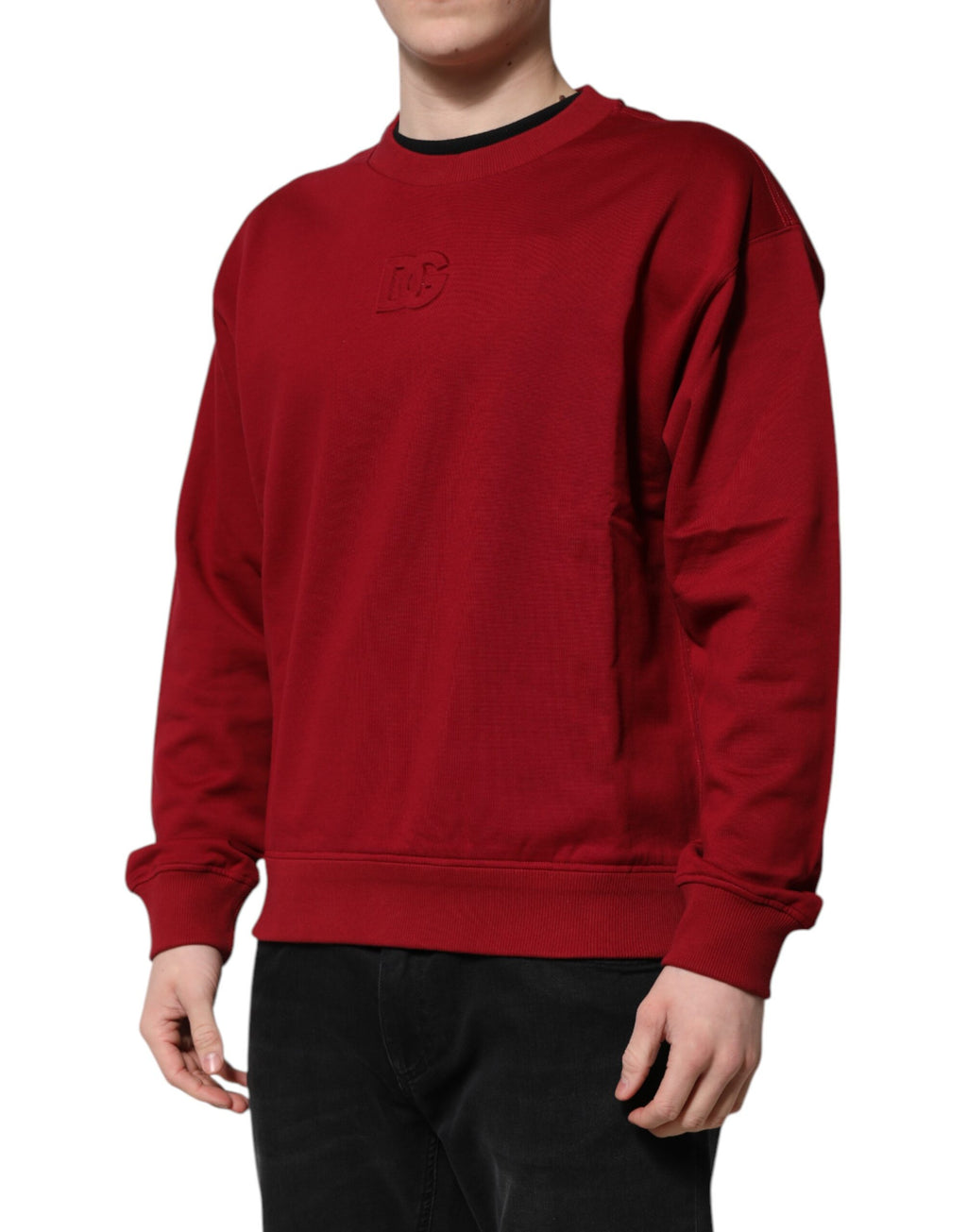 Pull en coton rouge Dolce & Gabbana avec logo embossé, col rond, style décontracté et élégant visible sur l'image.