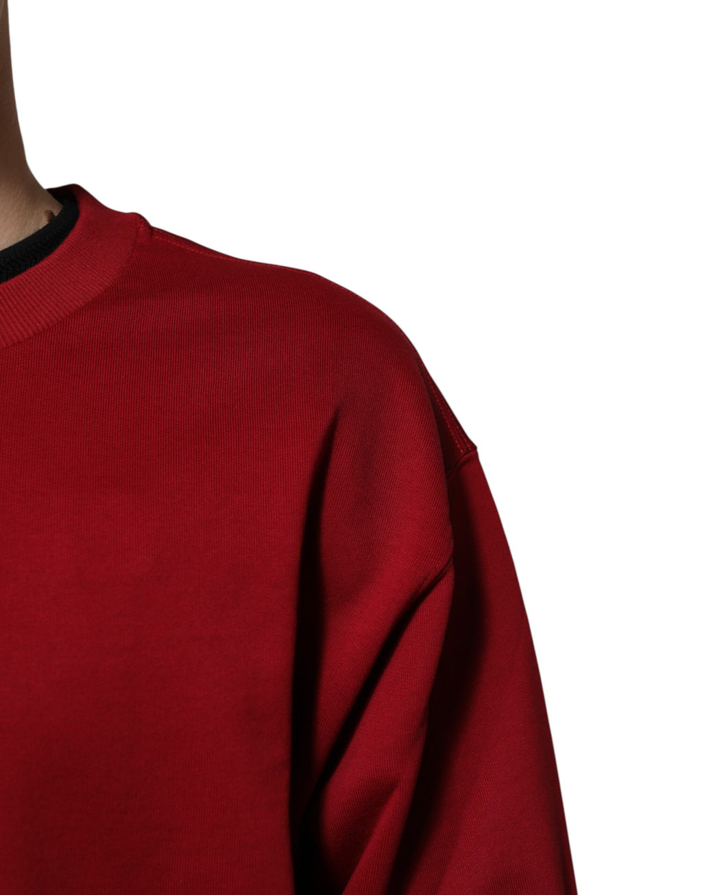 Pull homme Dolce & Gabbana en coton rouge avec logo embossé et col rond, vue de face.