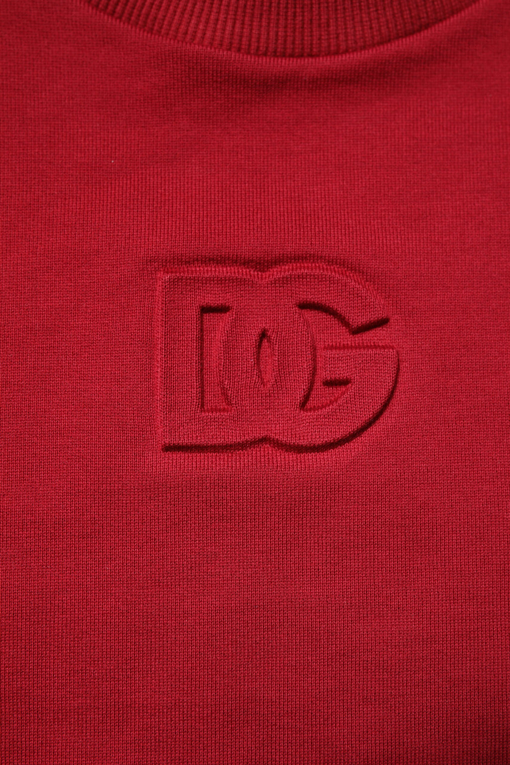 Pull-over en coton rouge Dolce & Gabbana avec logo embossé, col rond, style décontracté et élégant.