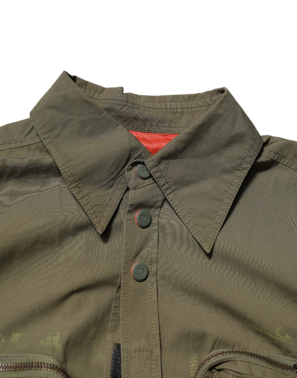 Chemise longue à manches longues vert armée de Dolce & Gabbana avec boutons, style élégant et moderne.