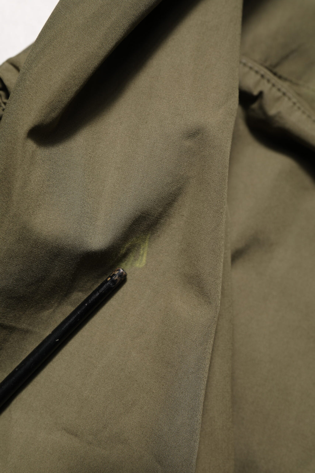 Chemise à manches longues vert armée Dolce & Gabbana avec boutons, vue de face sur fond blanc.