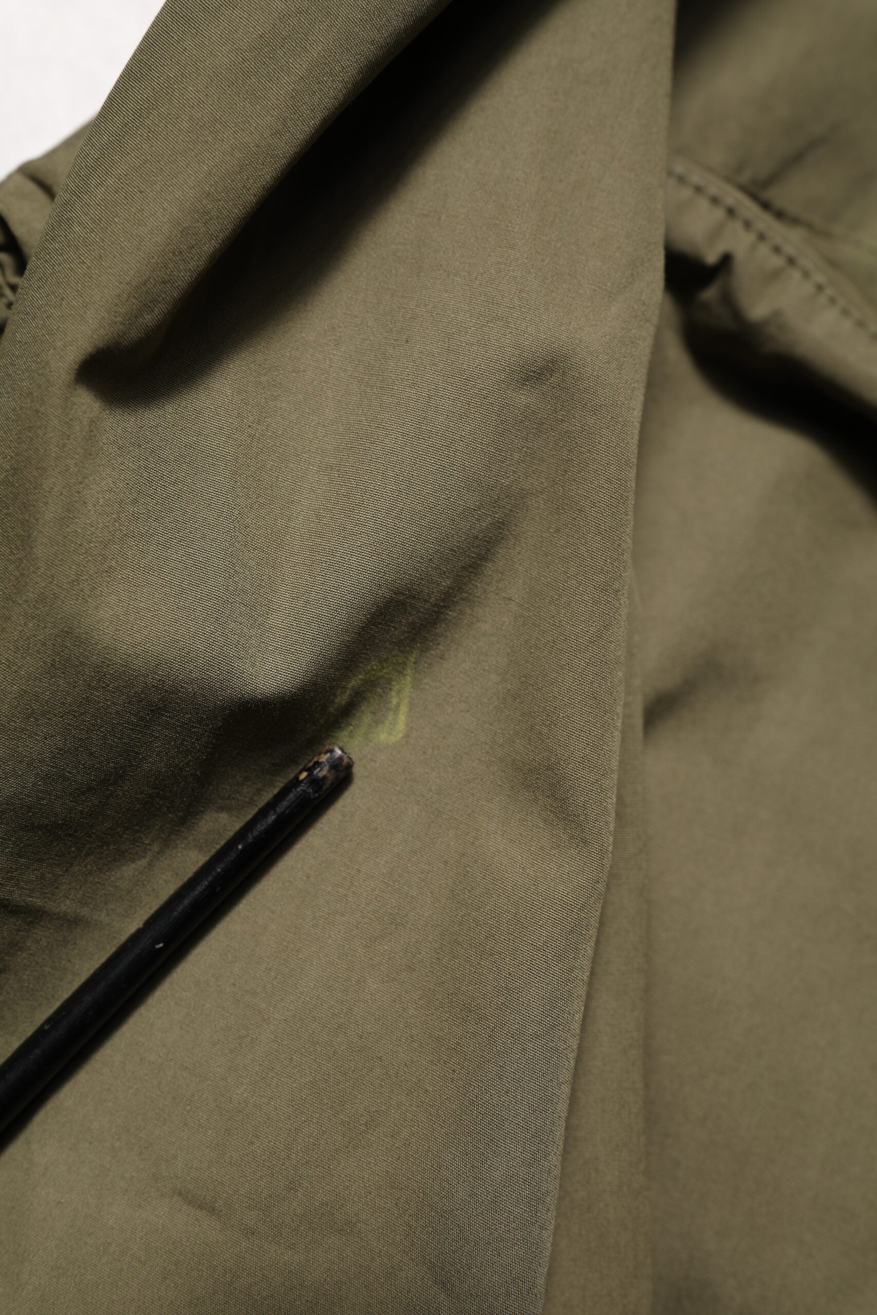 Chemise à manches longues vert armée Dolce & Gabbana avec boutons, vue de face sur fond blanc.