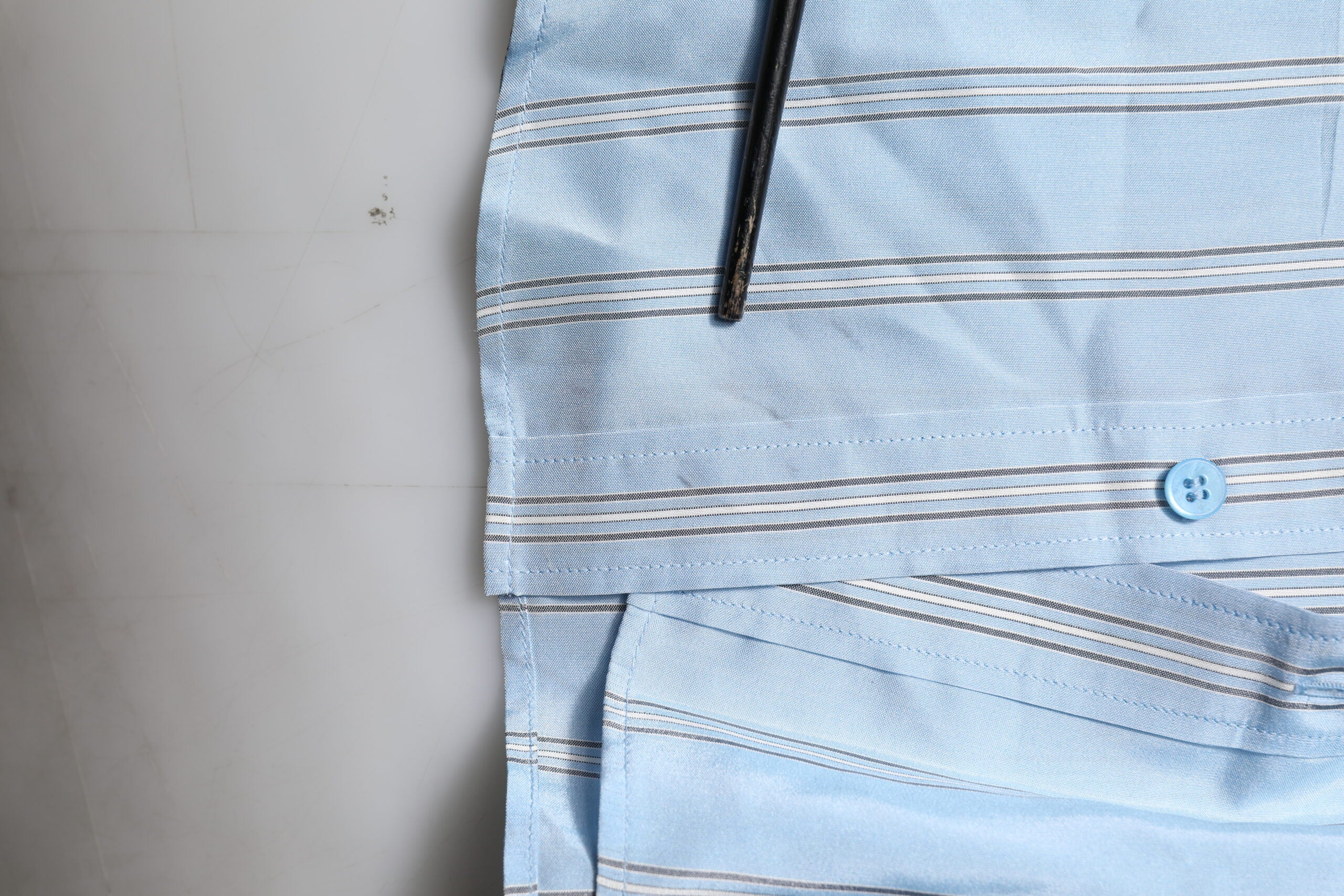 Chemise longue à manches longues Dolce & Gabbana Martini à rayures bleues, style élégant et sophistiqué pour homme.