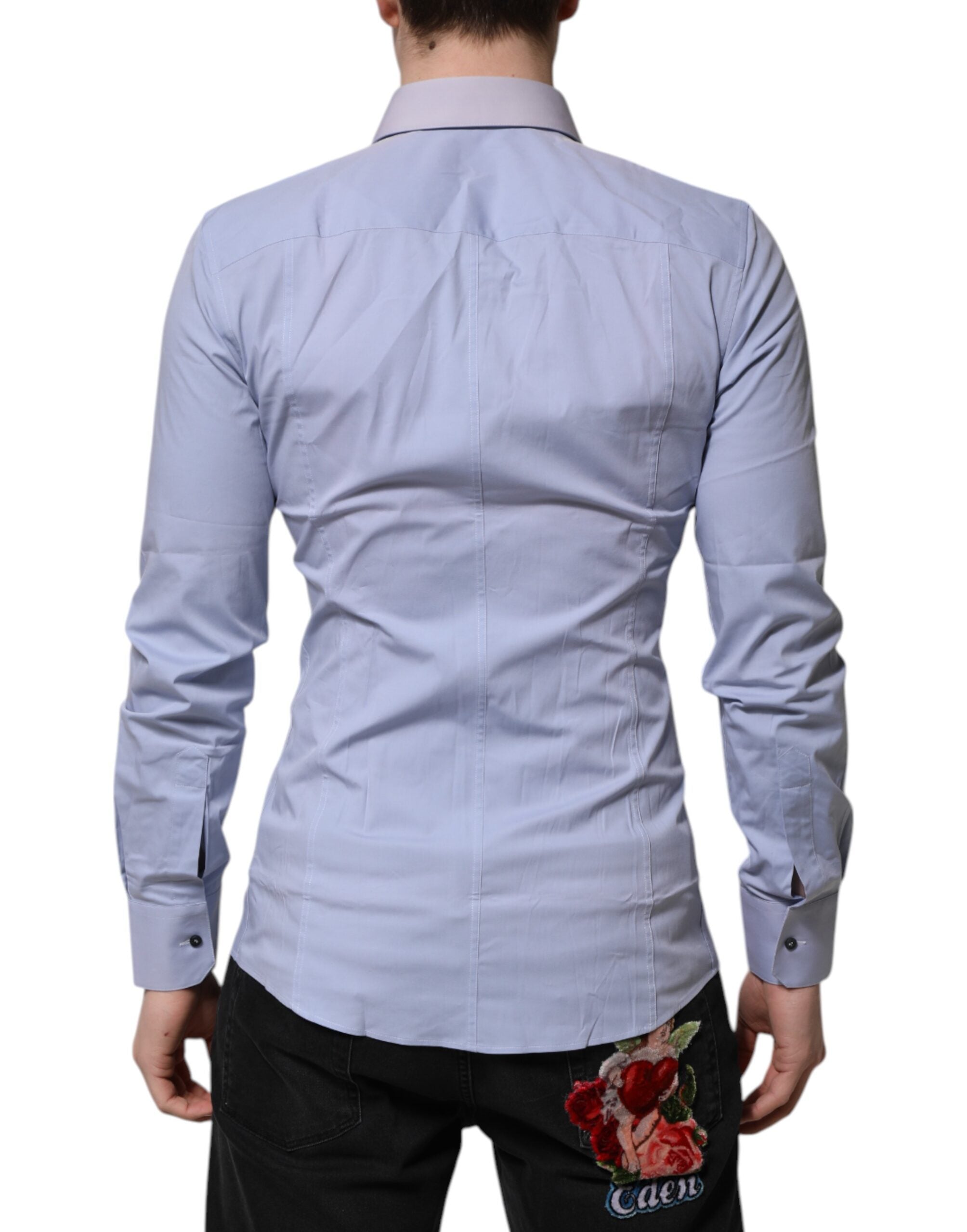 Chemise longue à manches longues Dolce & Gabbana en coton bleu Sicilia, élégante et sophistiquée, visible en détail.
