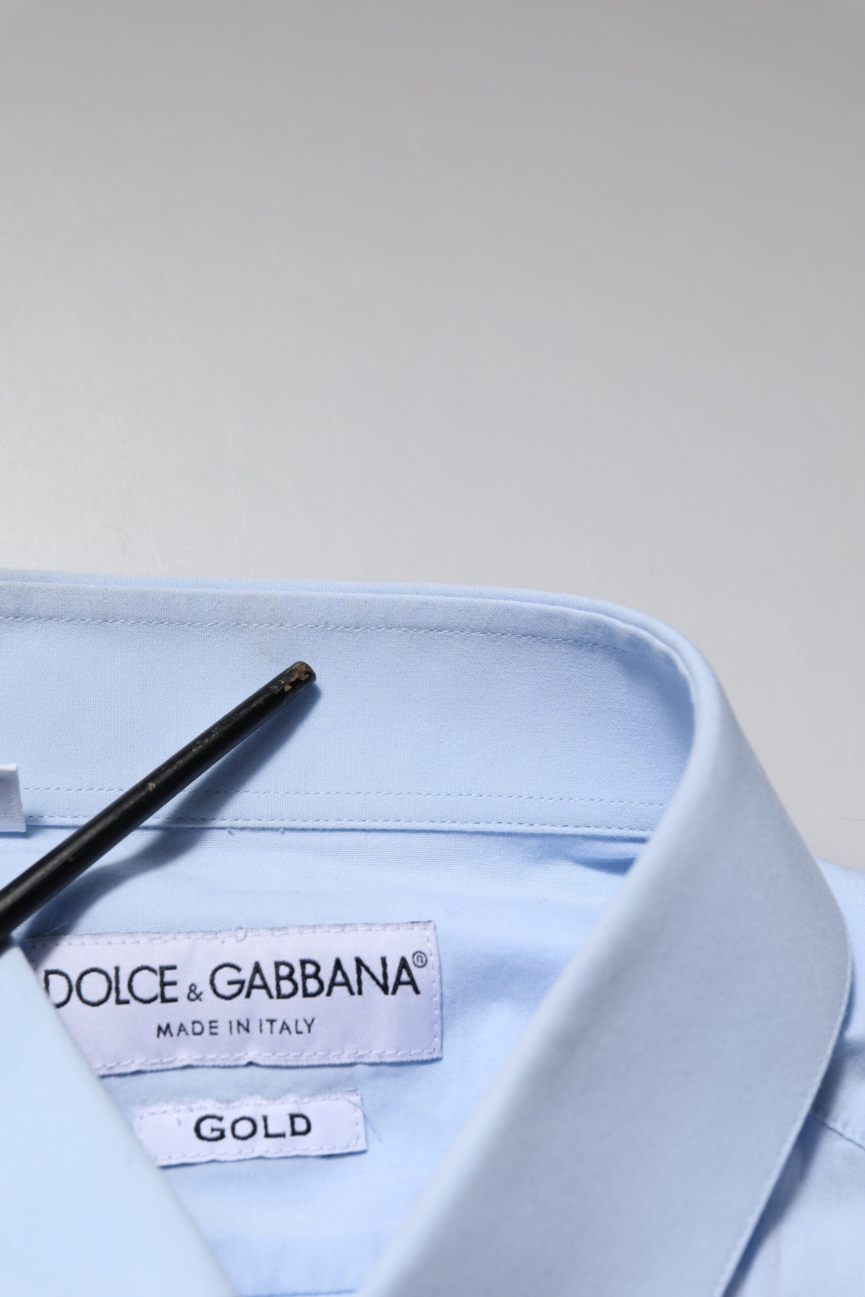 Chemise Dolce & Gabbana en coton bleu ciel à manches longues avec détails dorés, élégante et sophistiquée.