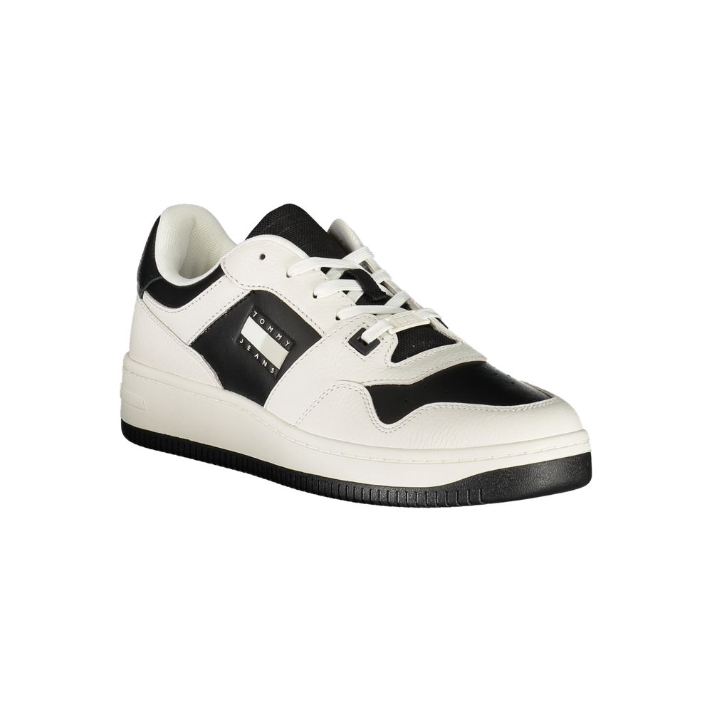 Sneakers blanches en polyuréthane pour homme de la marque Tommy Hilfiger, vue de côté.