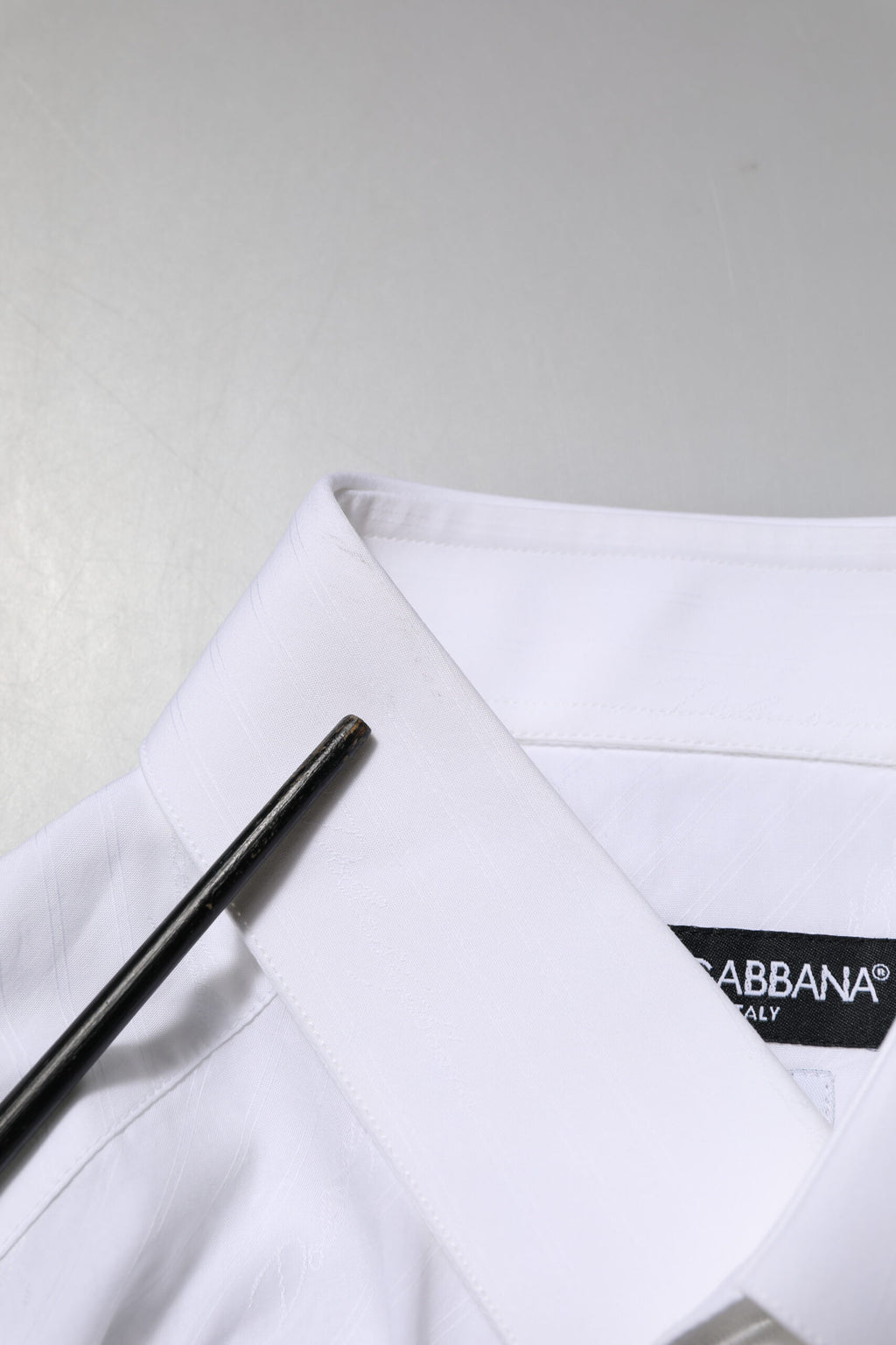 Chemise blanche en coton Dolce & Gabbana Martini à manches longues, élégante et raffinée, visible en détail dans l'image.