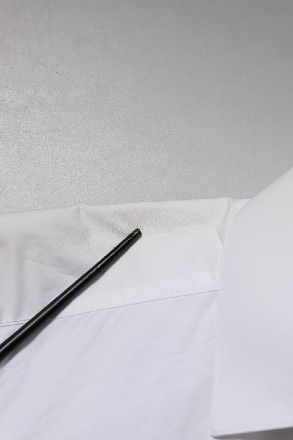 Chemise blanche en coton Dolce & Gabbana à manches longues avec détails dorés, élégante et sophistiquée.