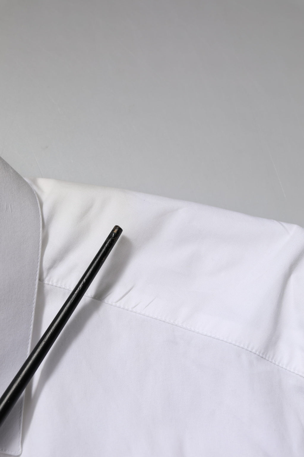 Chemise blanche en coton Dolce & Gabbana avec longues manches et détails en or, vue de face sur fond blanc.