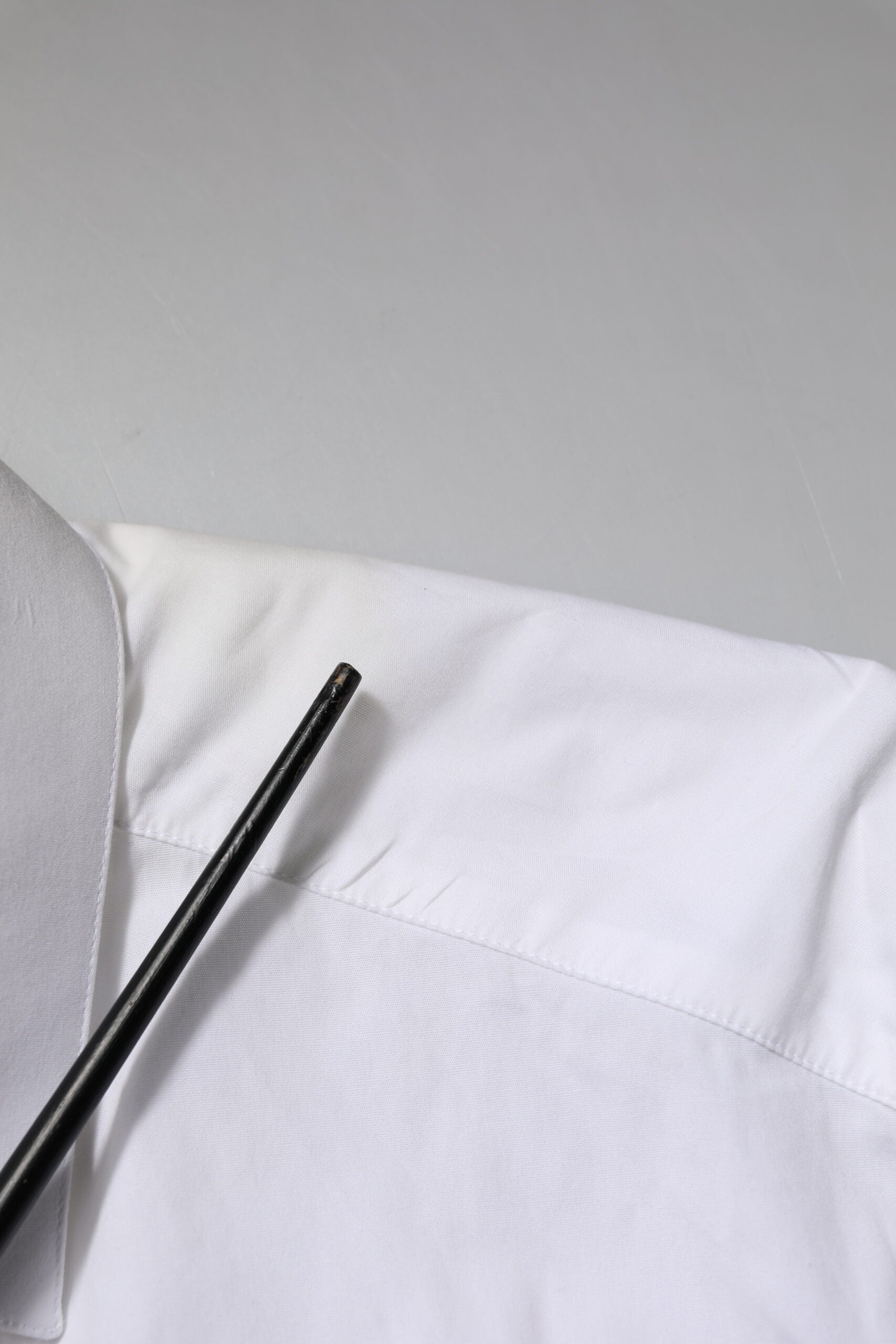Chemise blanche en coton Dolce & Gabbana avec longues manches et détails en or, vue de face sur fond blanc.