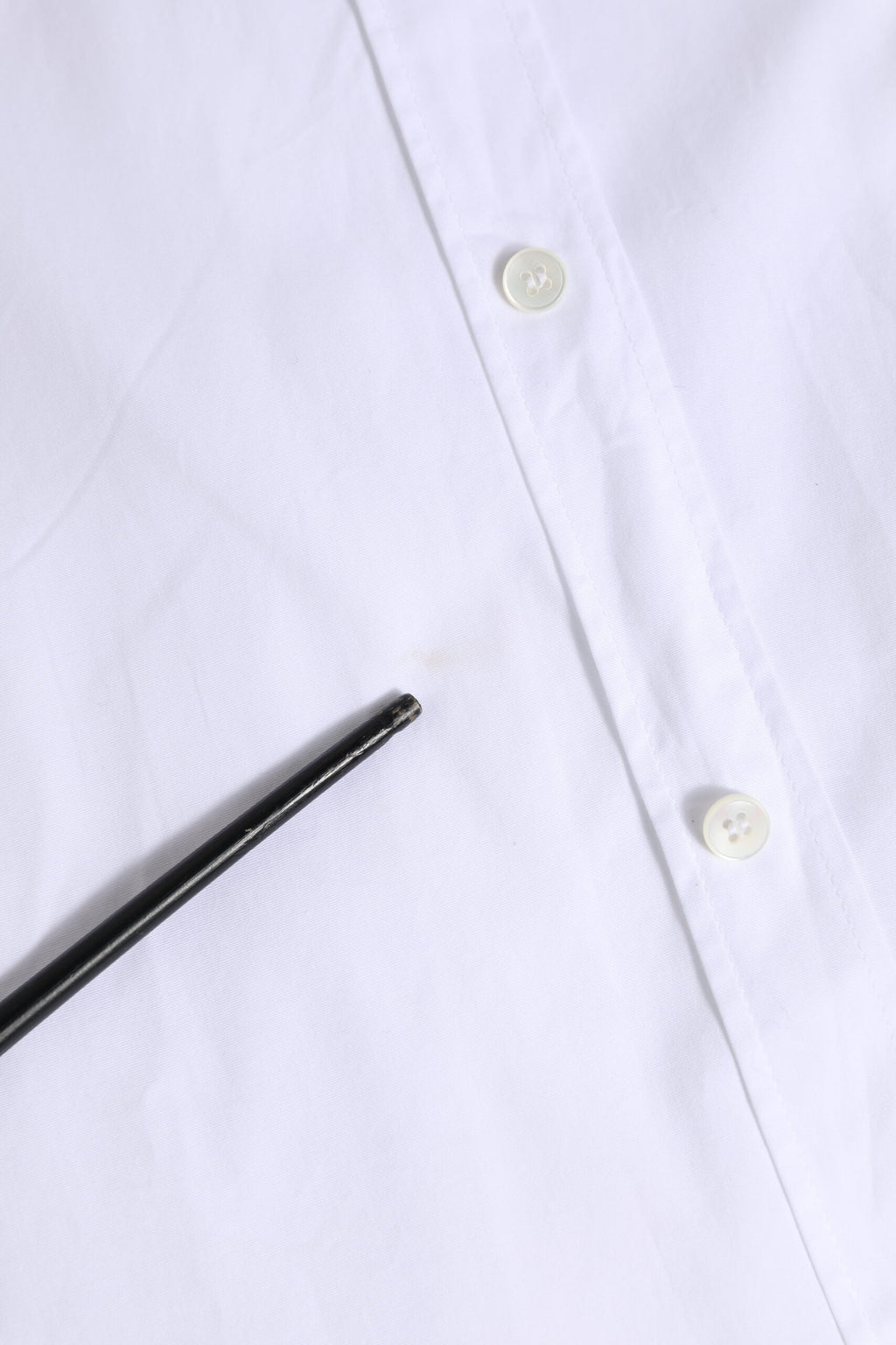 Chemise blanche en coton Dolce & Gabbana à manches longues avec détails dorés, élégante et raffinée.