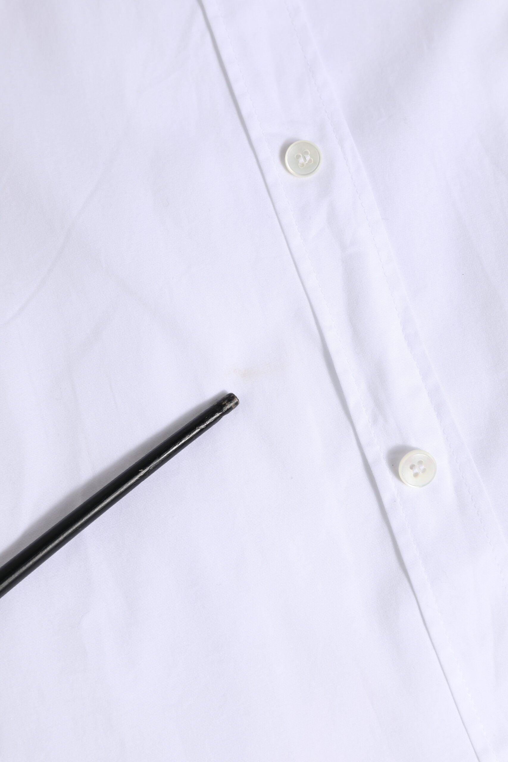 Chemise blanche en coton Dolce & Gabbana à manches longues avec détails dorés, élégante et raffinée.