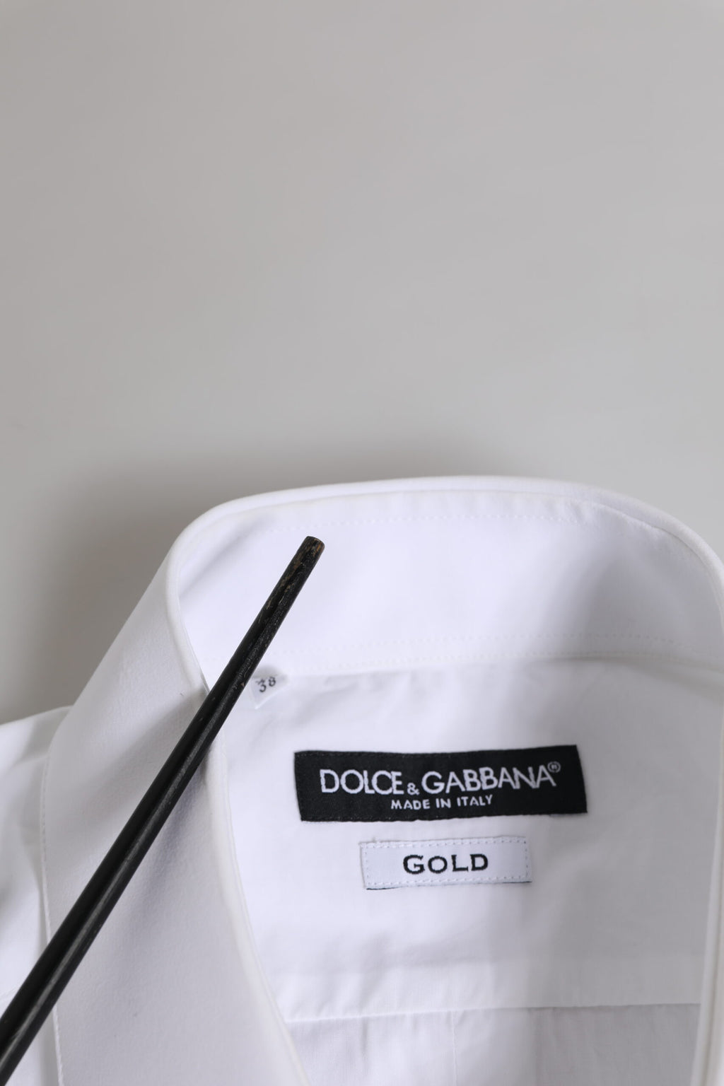 Chemise homme Dolce & Gabbana blanche en coton avec manches longues et détails dorés.