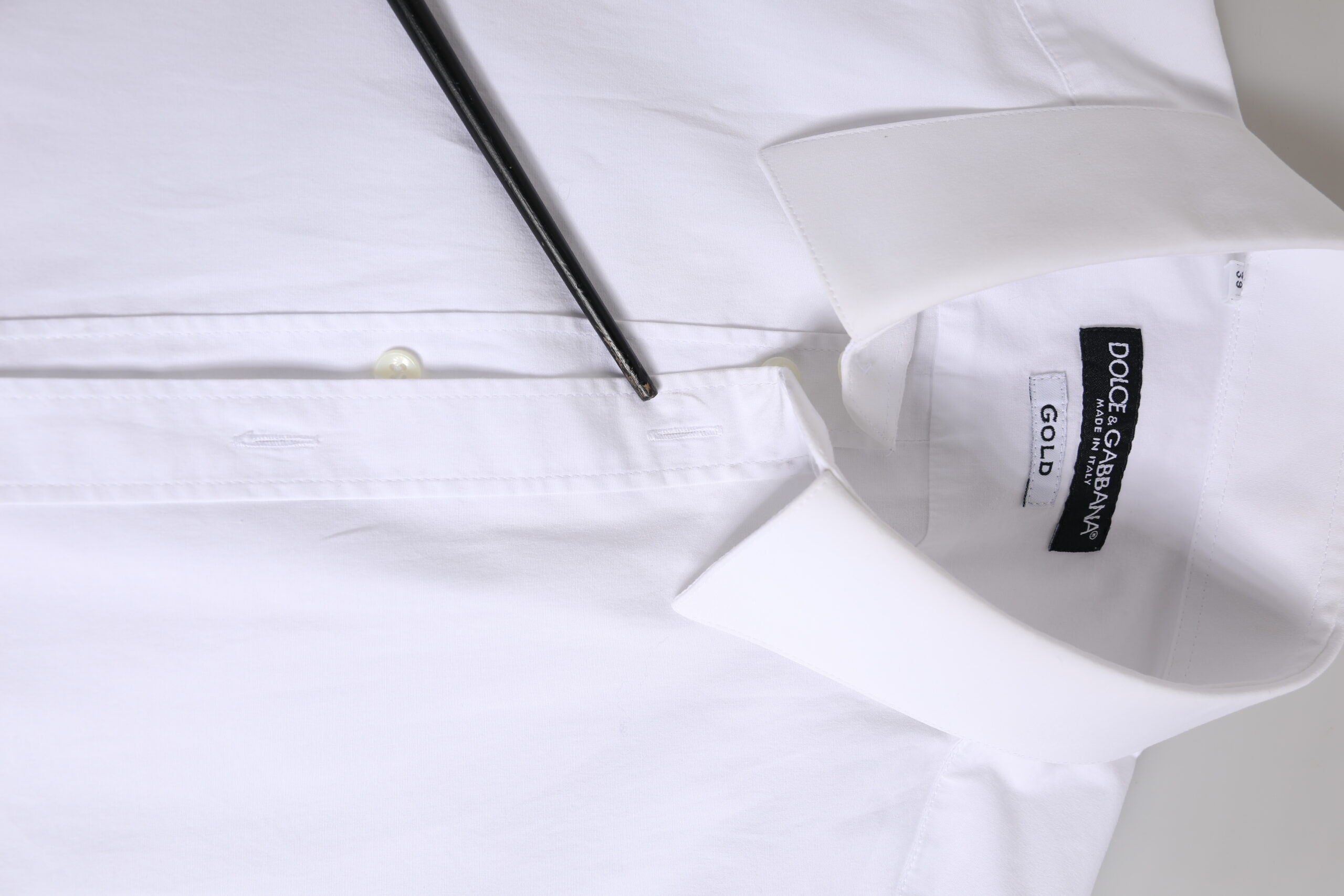 Chemise blanche en coton Dolce & Gabbana pour homme à manches longues avec détails dorés.