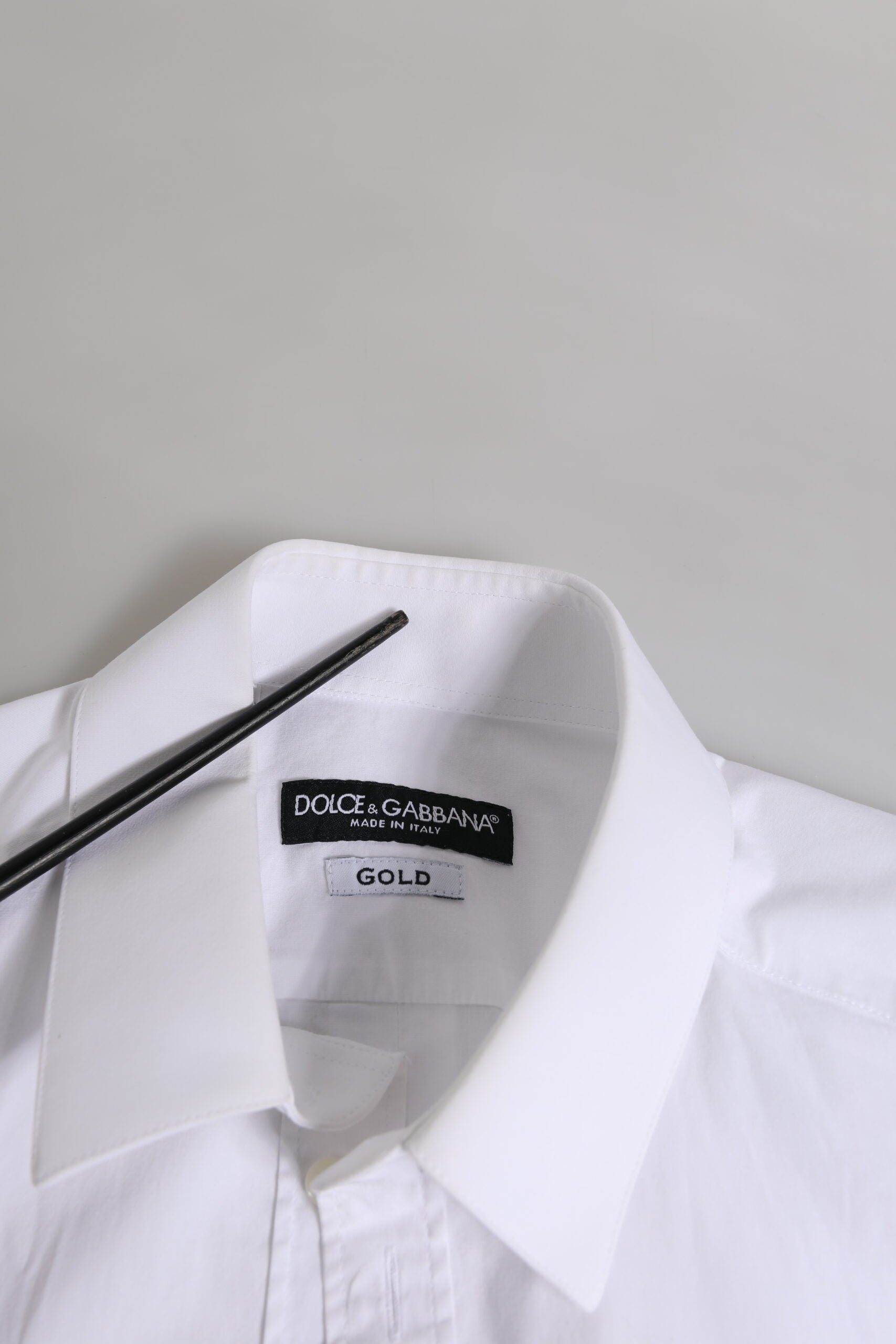 Chemise homme à manches longues en coton blanc Dolce & Gabbana avec détails dorés, élégante et sophistiquée.