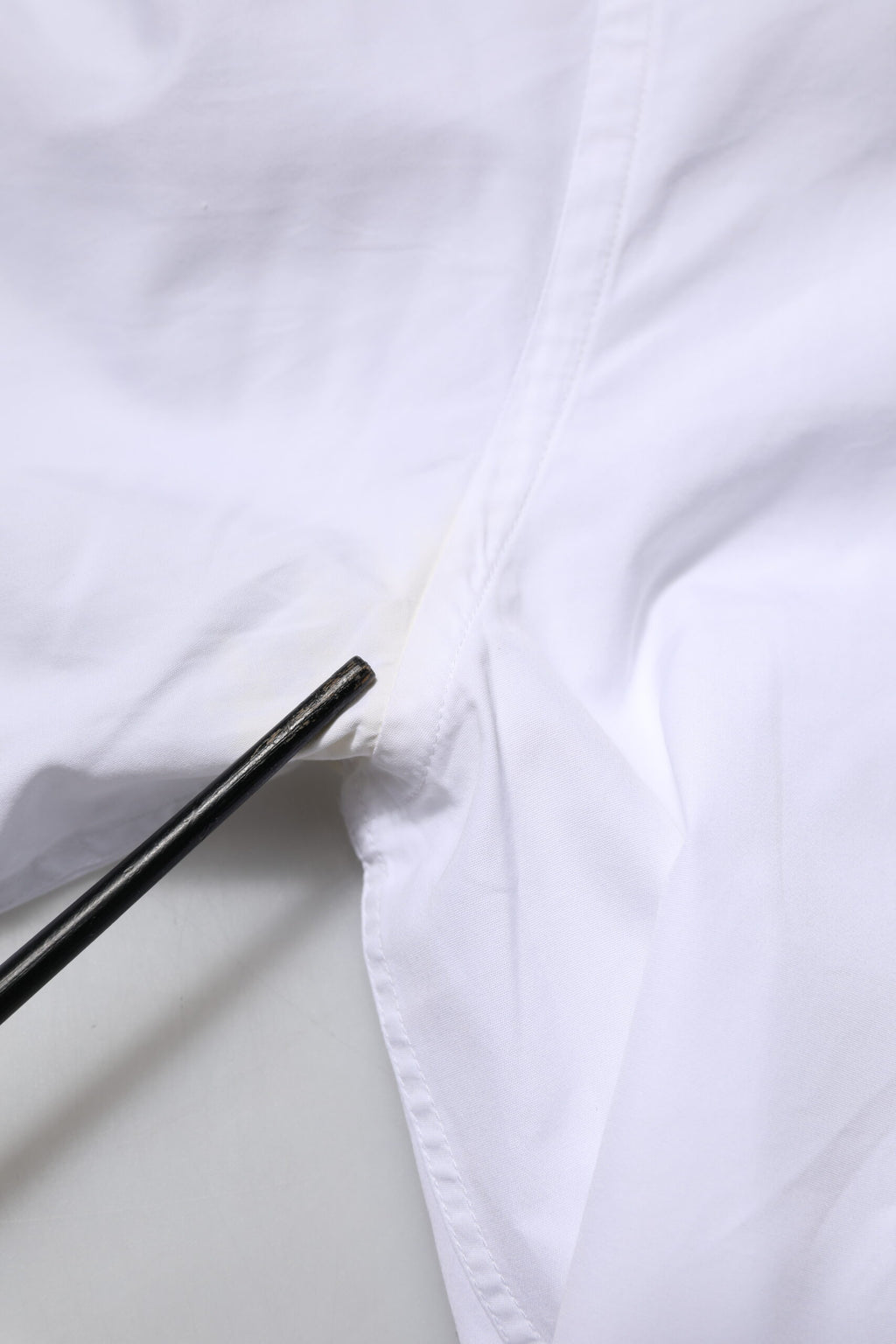 Chemise homme blanche en coton Dolce & Gabbana à manches longues avec détails dorés, élégante chemise de costume.