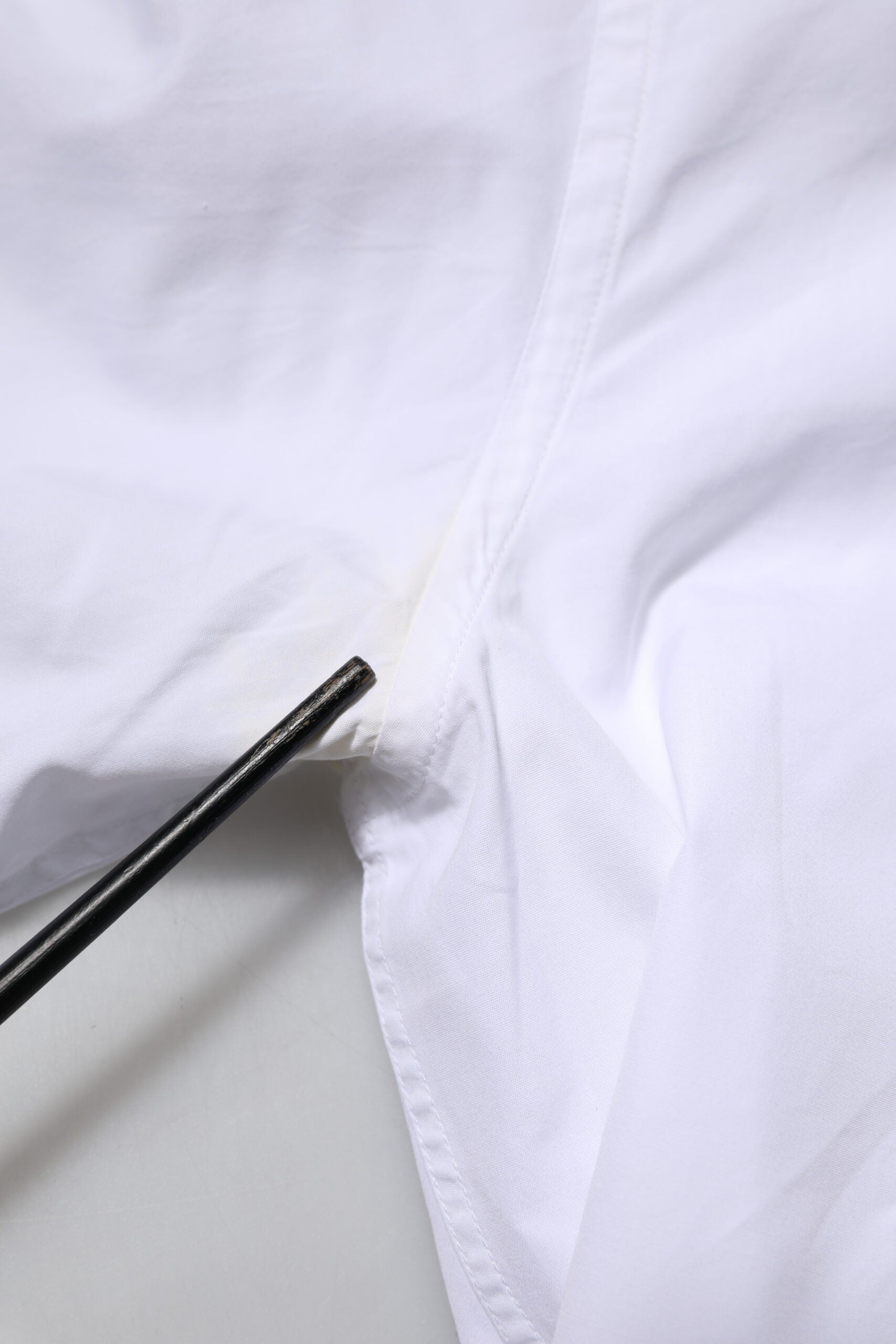 Chemise homme blanche en coton Dolce & Gabbana à manches longues avec détails dorés, élégante chemise de costume.