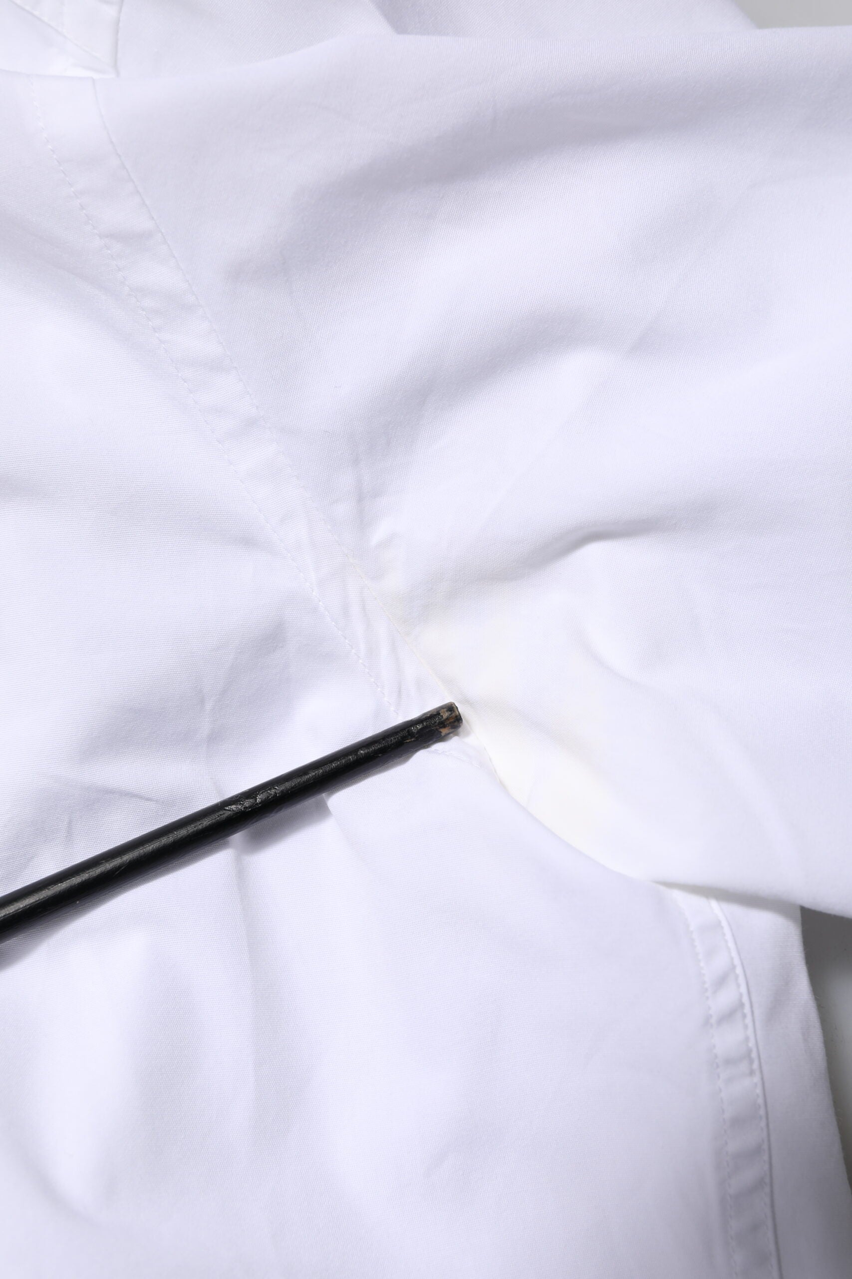 Chemise blanche en coton à manches longues pour homme Dolce & Gabbana, style élégant avec détails dorés.
