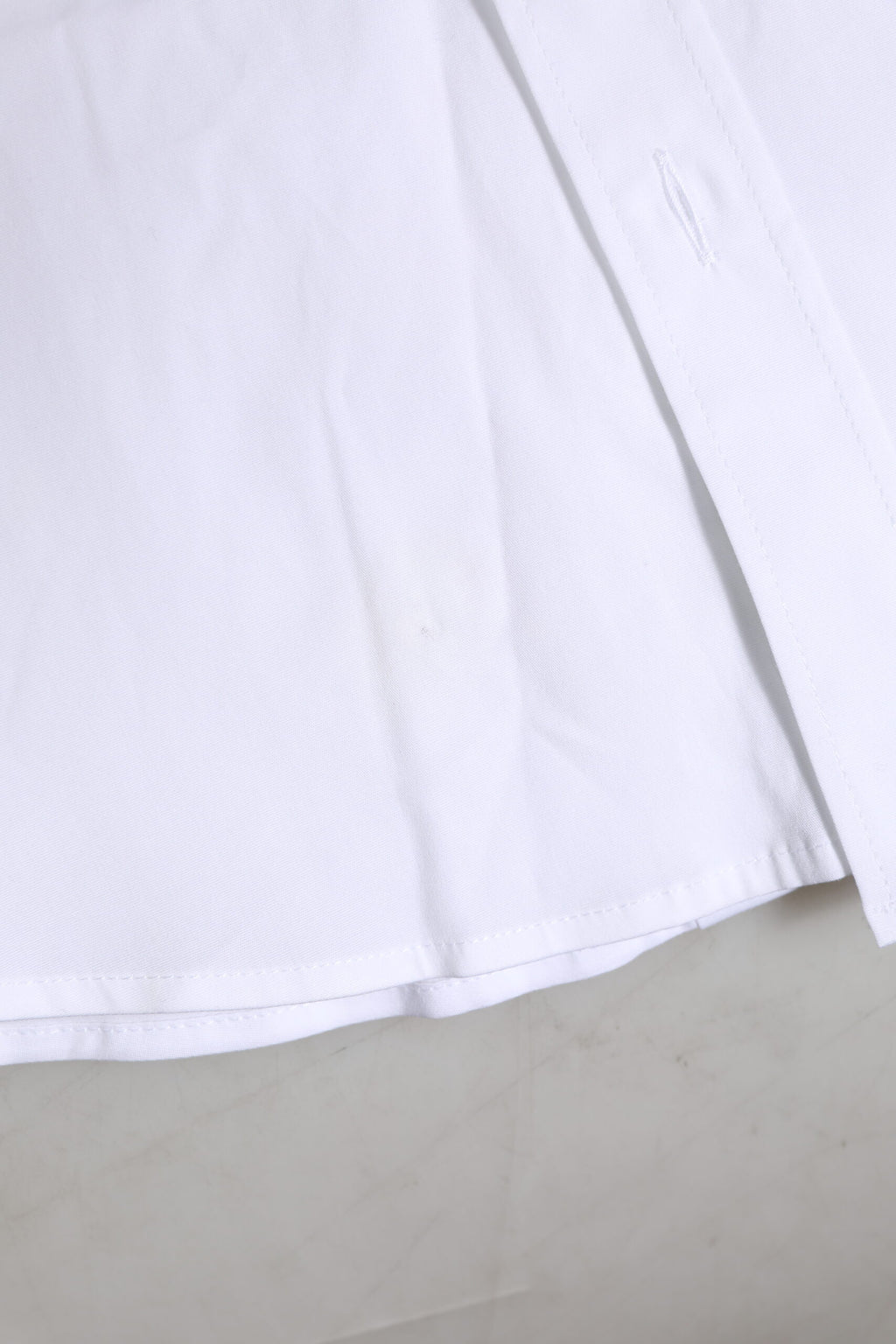 Chemise Dolce & Gabbana blanche en coton à manches longues avec détails dorés, élégante et sophistiquée, vue de face.