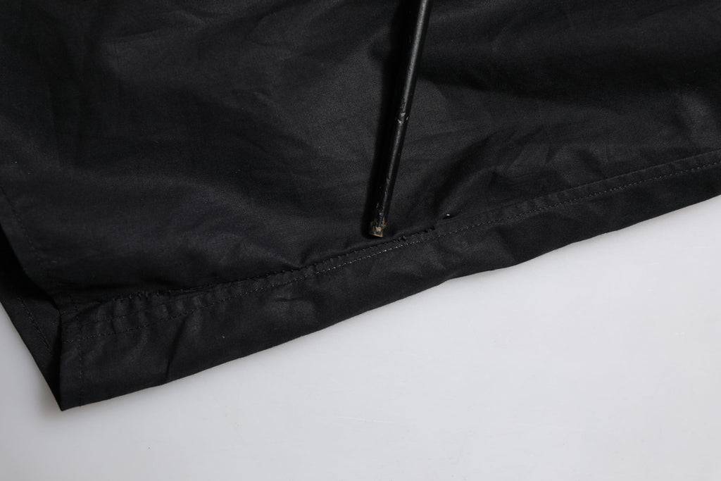 Chemise noire en coton Dolce & Gabbana avec manches longues et détails dorés, élégante tenue pour homme.