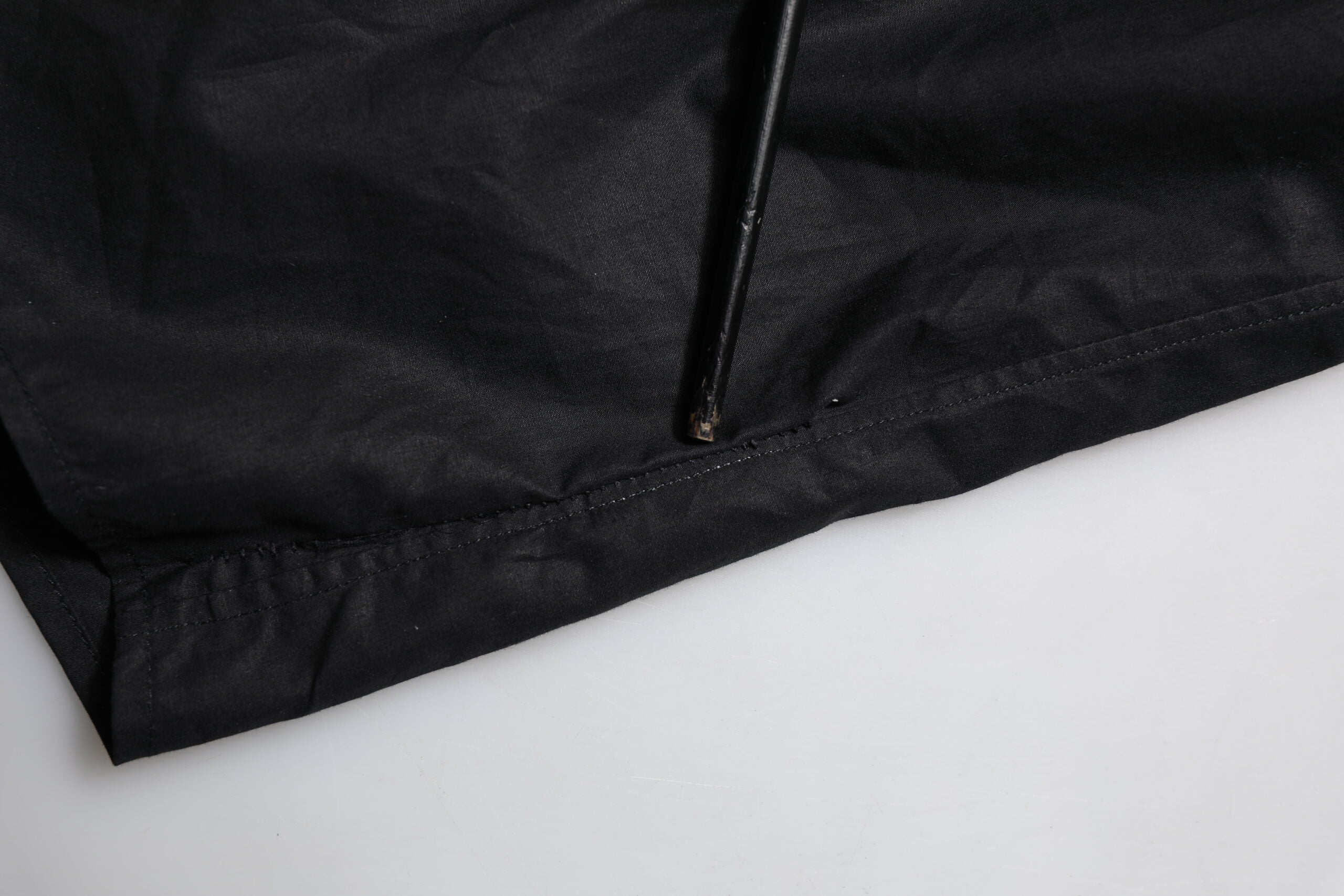 Chemise noire en coton Dolce & Gabbana avec manches longues et détails dorés, élégante tenue pour homme.