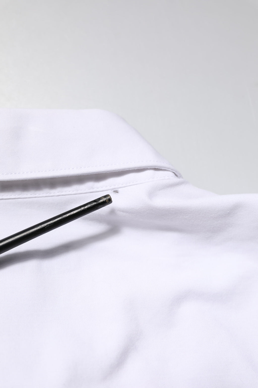 Chemise blanche en coton à manches longues Dolce & Gabbana pour homme, style formel et élégant.