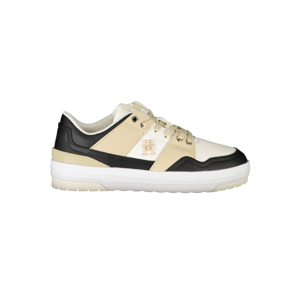 Chaussure sneaker en cuir blanc pour femme de la marque Tommy Hilfiger, vue de côté.