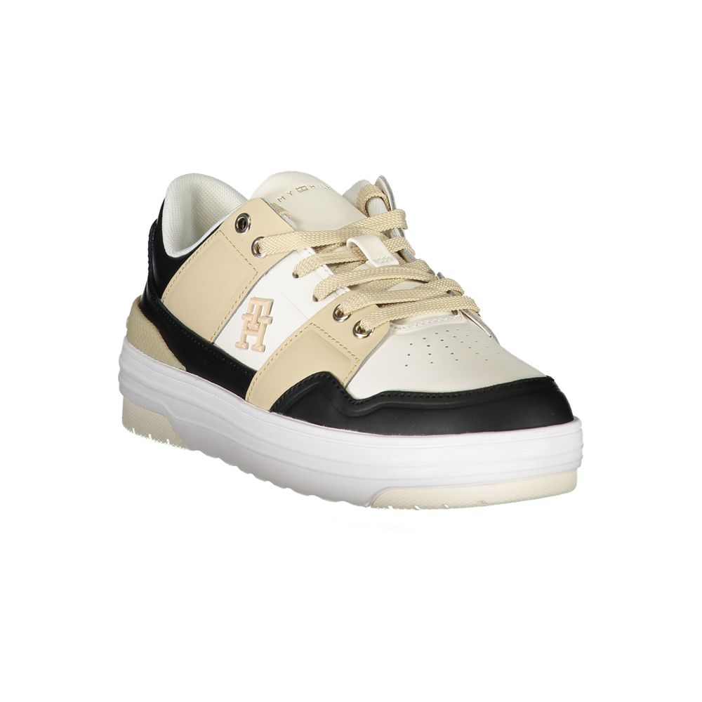 Chaussure sneaker en cuir blanc pour femme de la marque Tommy Hilfiger, vue de profil, avec détails en cuir et semelle blanche.