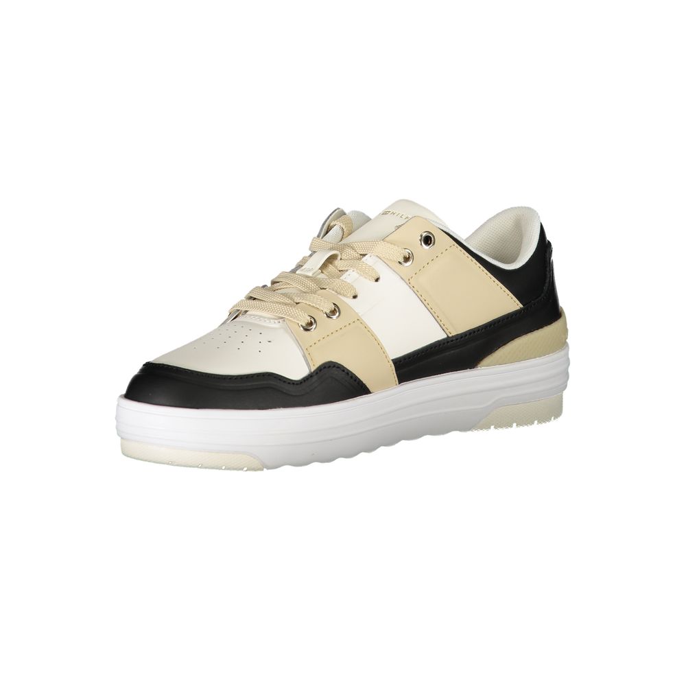 Sneakers en cuir blanc pour femmes de la marque Tommy Hilfiger, design élégant et confortable, vue de face.